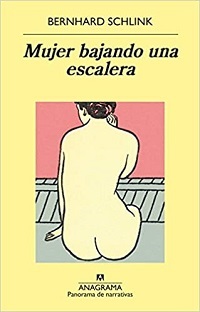 30968-MUJER BAJANDO UNA ESCALERA